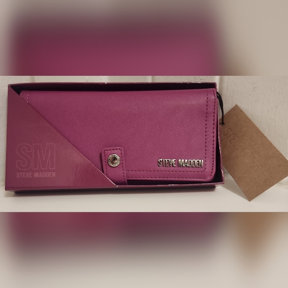 Steve Madden Fuschia Wallet NEW IN GIFT BOX!